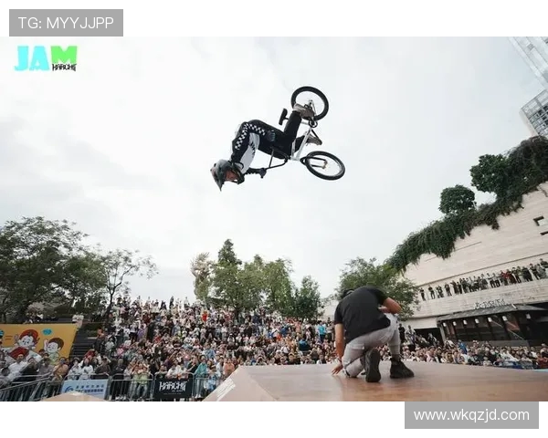 深圳极限运动队在世界滑板锦标赛中以85分领先其他队伍展现强劲实力